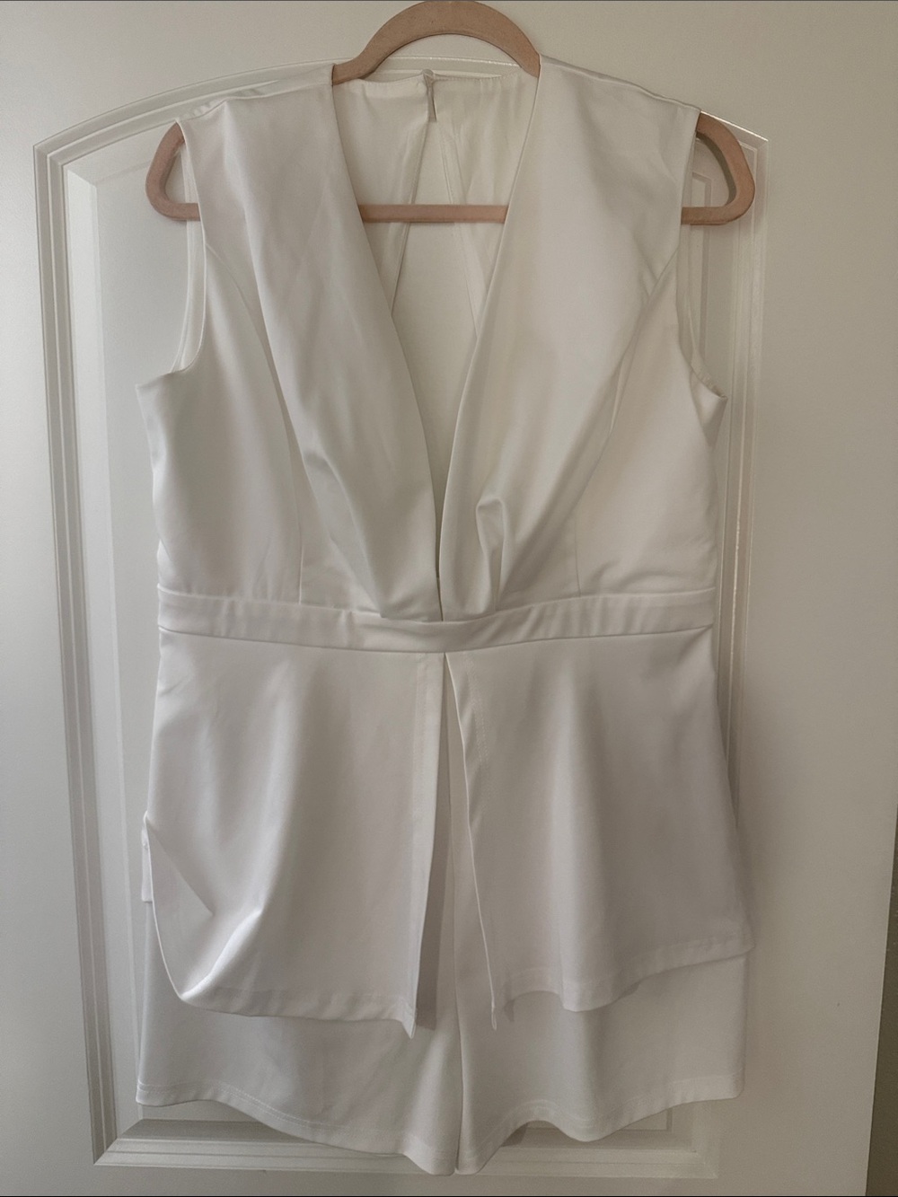 Elegant White Sleeveless V-Neck Romper
